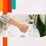 “Manos lavándose bajo el grifo con elementos de colores tipo arcoíris, representación visual del washing corporativo y la incongruencia entre discurso y acción.”